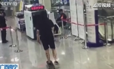 【男子在地铁站踩滑板车 用英文与安检员争. 来