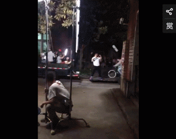 郑爽每部剧都坐自行车不是重点,重点是她到底把手放哪了?