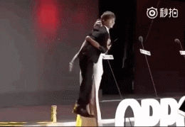 太逗了!林志玲踩着高跟鞋,竟一把抱起了郭敬明!