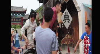 郑爽每部剧都坐自行车不是重点,重点是她到底把手放哪了?