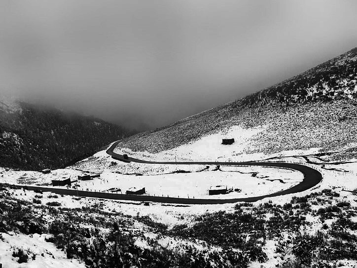 平静湖面背后,是一项“疯狂工程” 资料图:被称为“地质灾害博物馆”的川藏公路