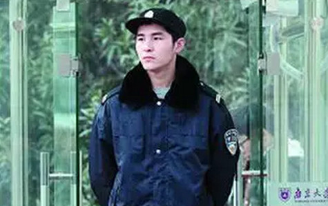     去年走红的南大保安小哥，颜值爆表还很有安全感！最羡慕的是南大校卫队还放话：“我们中还有比他更帅的！”