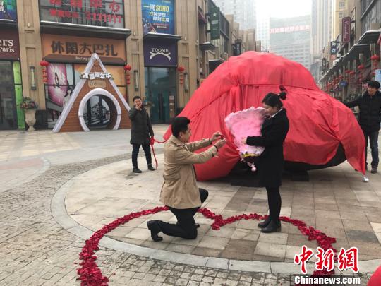 小伙刘飞向女友王芳芳求婚。