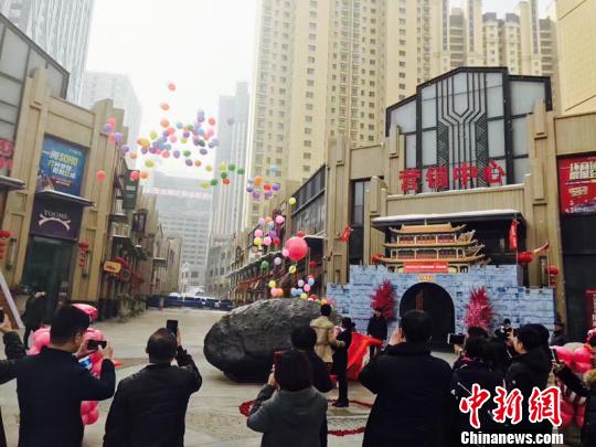 乌鲁木齐一男子花百万元购买33吨“陨石”向女友求婚,引市民围观。