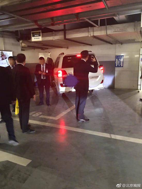 华贸地库撞墙事件 女司机穿高跟鞋开车误把油