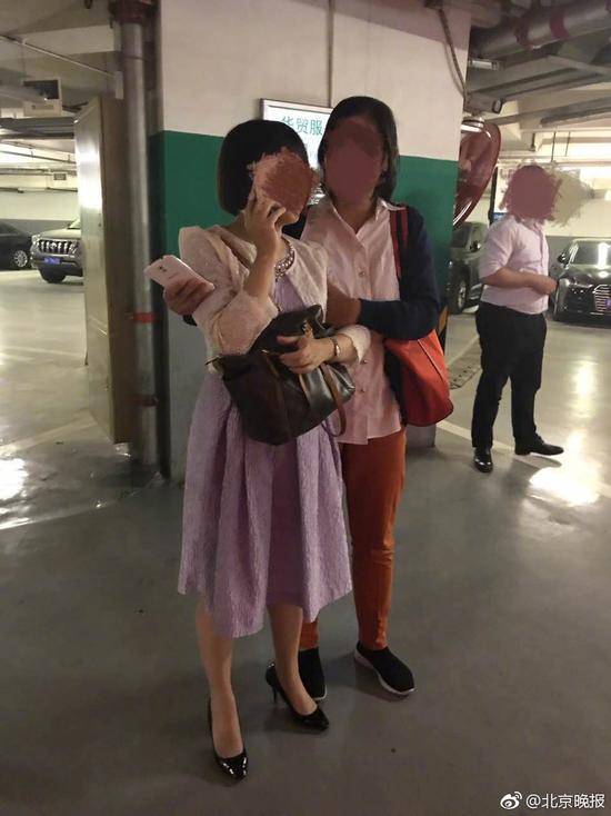 华贸地库撞墙事件 女司机穿高跟鞋开车误把油