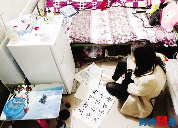 女子双手残疾善用脚刺绣绘画 想在厦门找工作