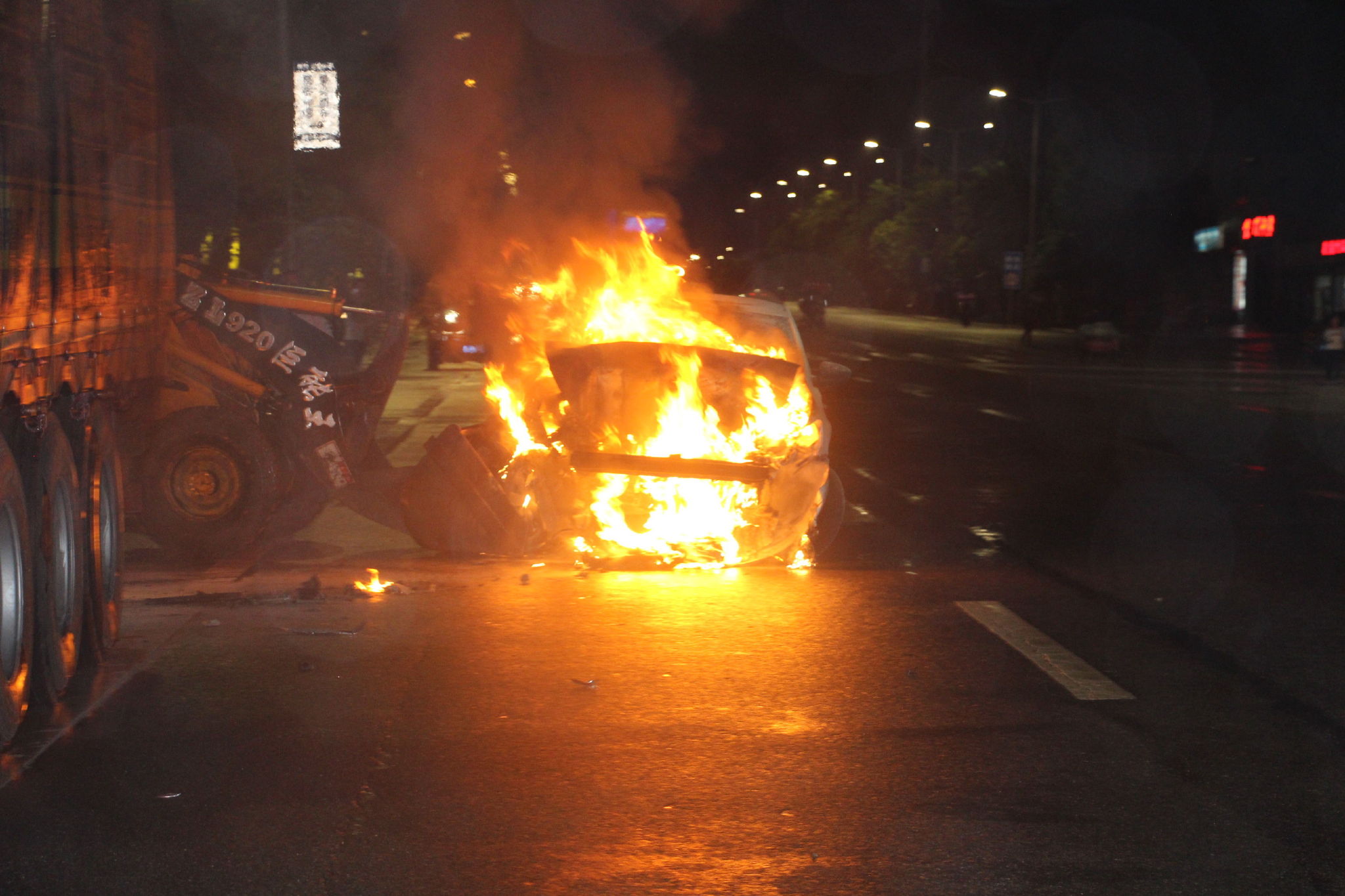 阆中滨江新天地一教练车发生交通事故后起火.