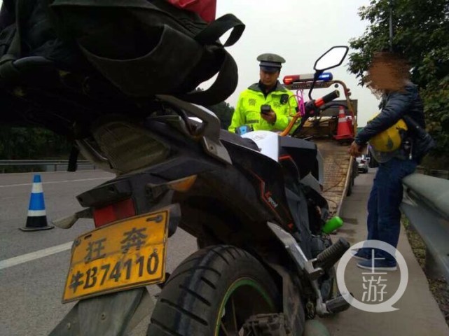 男子摩托车牌 狂奔NB74110 被扣29分