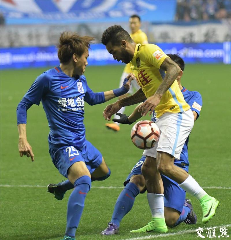 江苏苏宁客场迎战上海申花 目前比分0:4