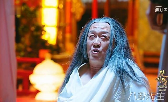 他兽医出身成话剧大师，娶小自己25岁学生，60岁获双胞胎