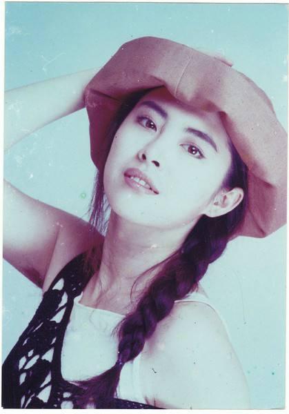 王祖贤是真正的帽子控，早期戴的帽子如今街拍和秀场也流行