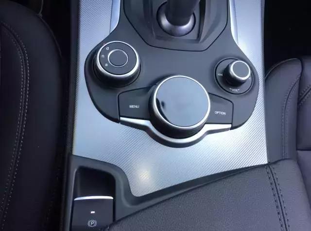 这辆意大利SUV 山路跑的比86还快 号称秋名山杀手