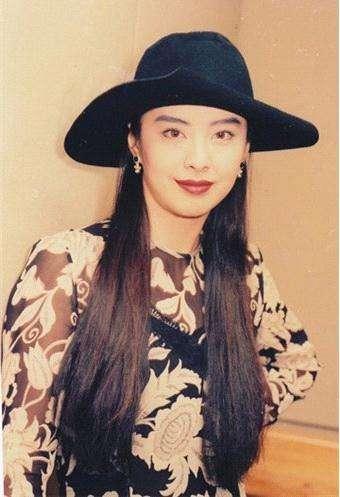 王祖贤是真正的帽子控，早期戴的帽子如今街拍和秀场也流行