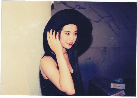 王祖贤是真正的帽子控，早期戴的帽子如今街拍和秀场也流行