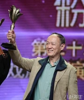 他兽医出身成话剧大师，娶小自己25岁学生，60岁获双胞胎