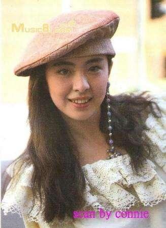 王祖贤是真正的帽子控，早期戴的帽子如今街拍和秀场也流行