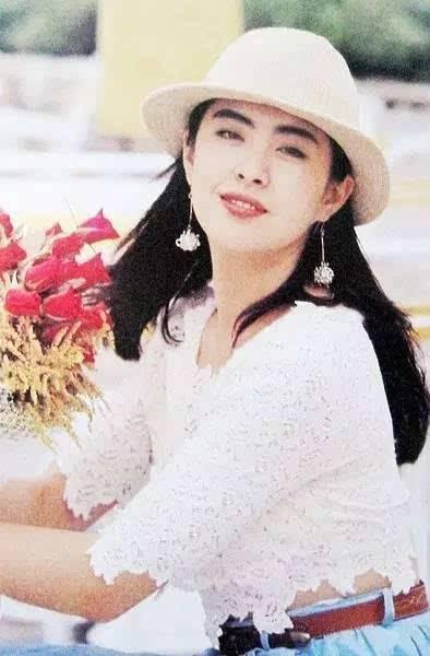 王祖贤是真正的帽子控，早期戴的帽子如今街拍和秀场也流行