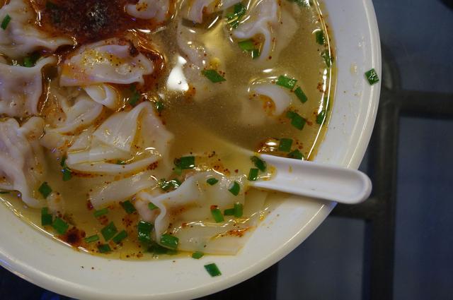 一碗小馄饨为何是16只? 该图片为夫子庙秦淮小吃城冷式馄饨