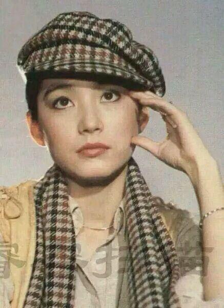 王祖贤是真正的帽子控，早期戴的帽子如今街拍和秀场也流行