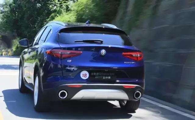 粗大的双排气口很彪悍,但过多的镀铬件看起来有点拉低了整车的B格