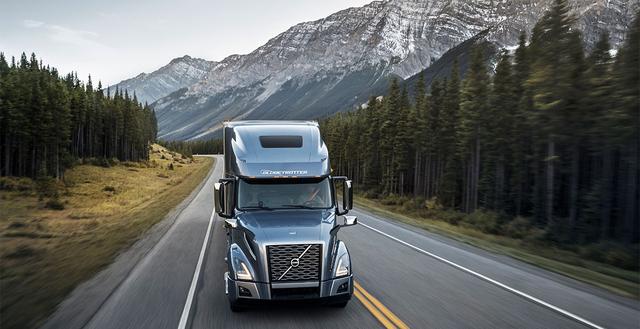 空调、冰箱、微波炉全都有,卧铺106cm宽, <wbr>沃尔沃长头卡车VNL介绍