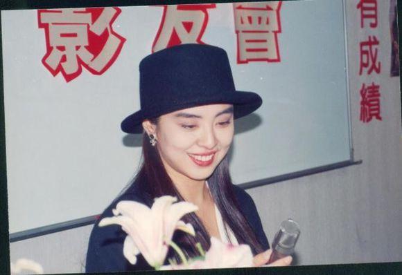 王祖贤是真正的帽子控，早期戴的帽子如今街拍和秀场也流行