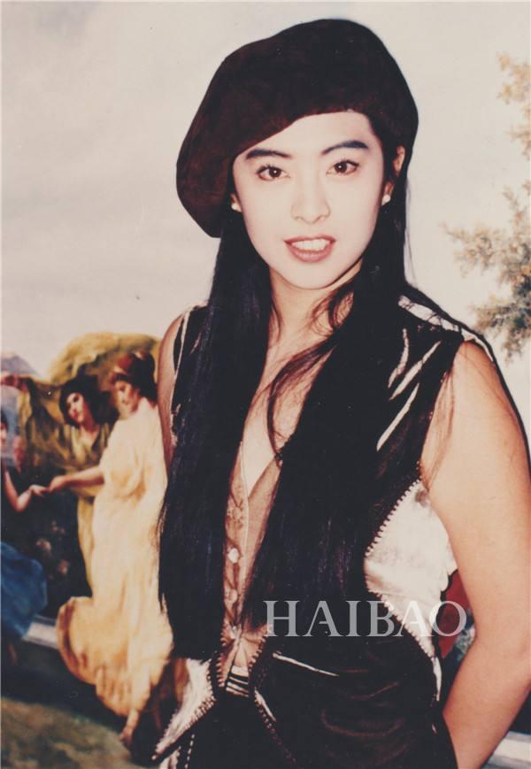 王祖贤是真正的帽子控，早期戴的帽子如今街拍和秀场也流行