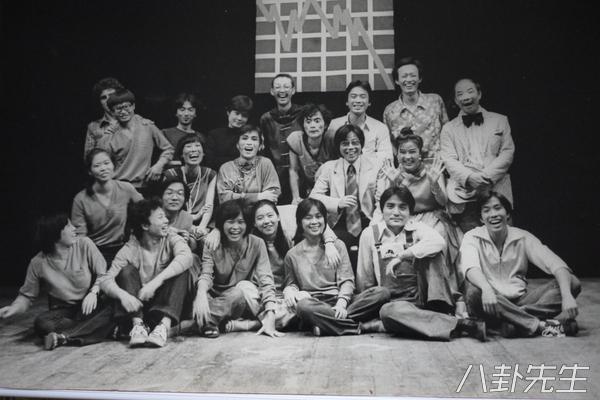 他兽医出身成话剧大师，娶小自己25岁学生，60岁获双胞胎