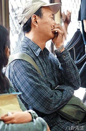 他兽医出身成话剧大师，娶小自己25岁学生，60岁获双胞胎