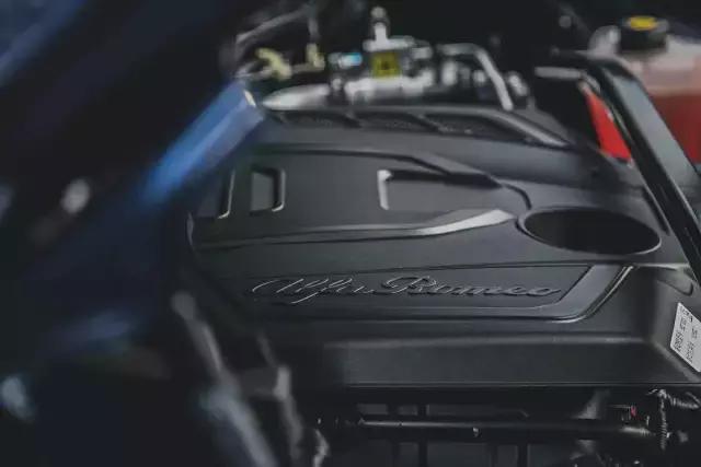 这辆意大利SUV 山路跑的比86还快 号称秋名山杀手