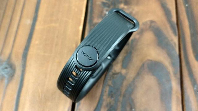 荣耀手环3 NFC版 开箱体验:50米防水 续航30天