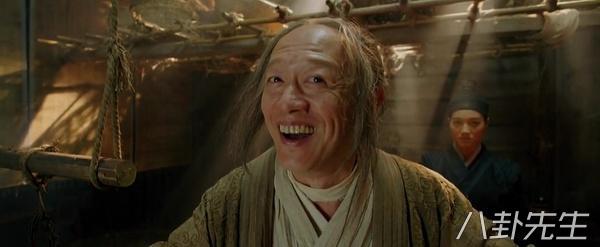 他兽医出身成话剧大师，娶小自己25岁学生，60岁获双胞胎