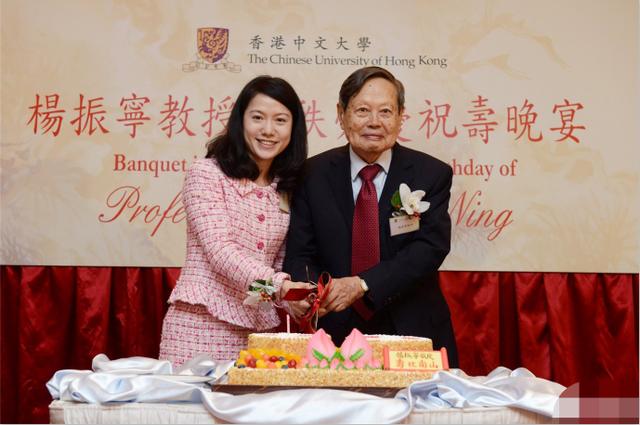 94岁杨振宁财产分配：41岁翁帆与其结婚13年，获得一套别墅使用权！她赚到了吗？