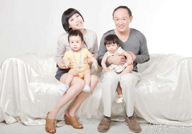 他兽医出身成话剧大师，娶小自己25岁学生，60岁获双胞胎