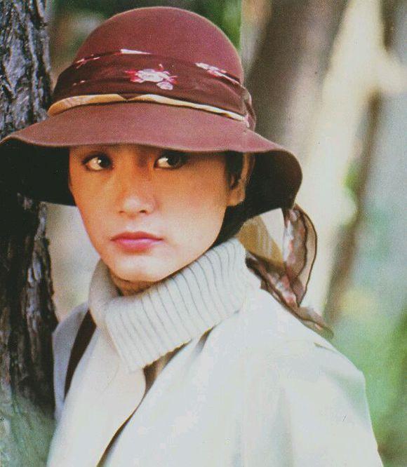 王祖贤是真正的帽子控，早期戴的帽子如今街拍和秀场也流行