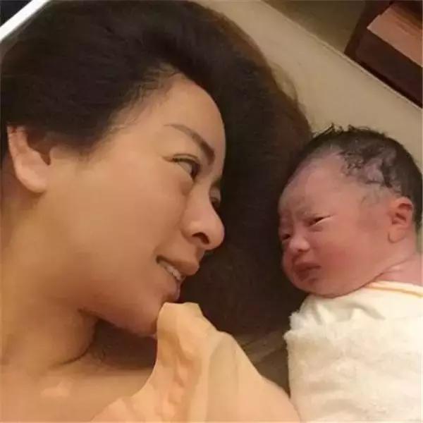 19岁演成龙女友,谢娜给她当丫鬟,后悔辞演小燕子,如今未婚当妈妈 19岁演成龙女友,谢娜给她当丫鬟,后悔辞演小燕子,如今未婚当妈妈