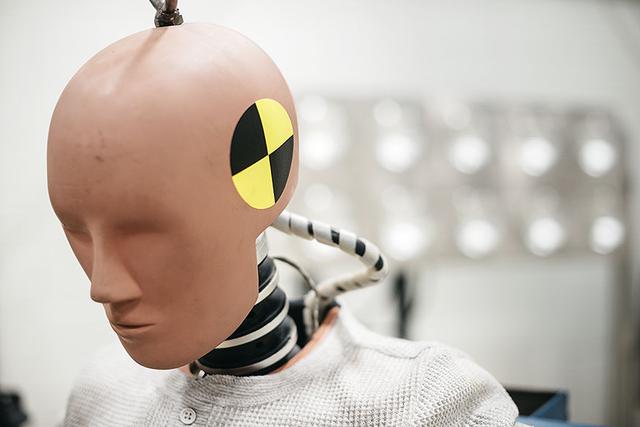 空调、冰箱、微波炉全都有,卧铺106cm宽, <wbr>沃尔沃长头卡车VNL介绍