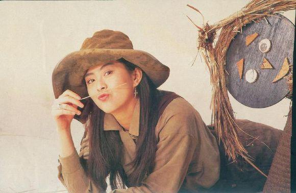 王祖贤是真正的帽子控，早期戴的帽子如今街拍和秀场也流行