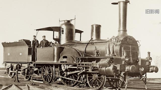 在十九世纪最先出现的机车是以蒸汽推动的.