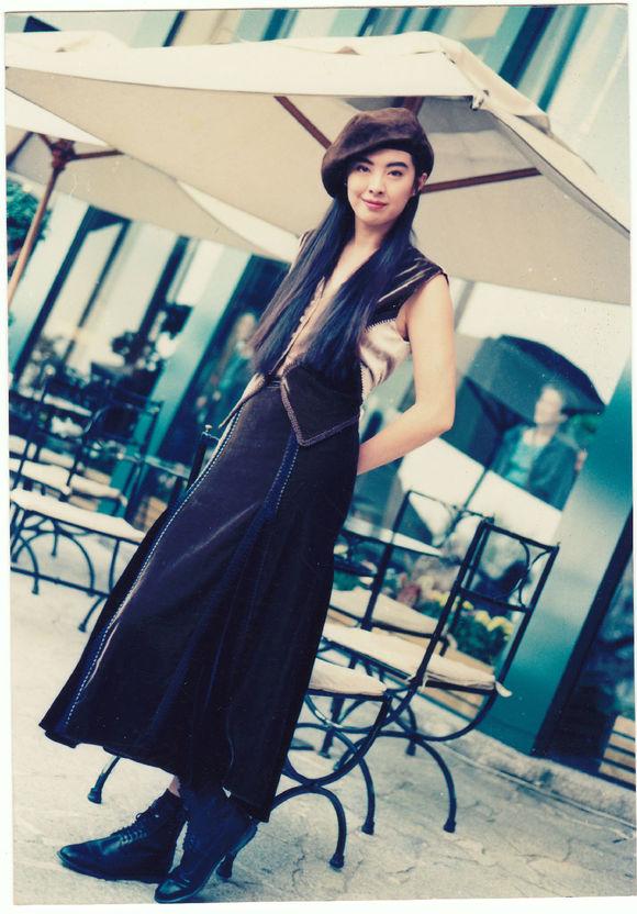 王祖贤是真正的帽子控，早期戴的帽子如今街拍和秀场也流行