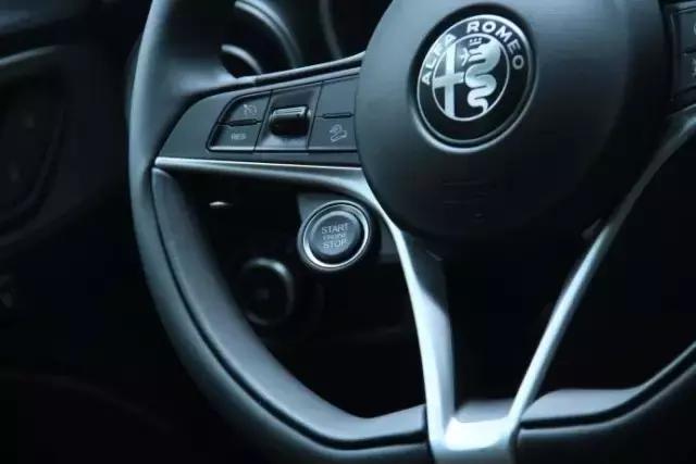 这辆意大利SUV 山路跑的比86还快 号称秋名山杀手