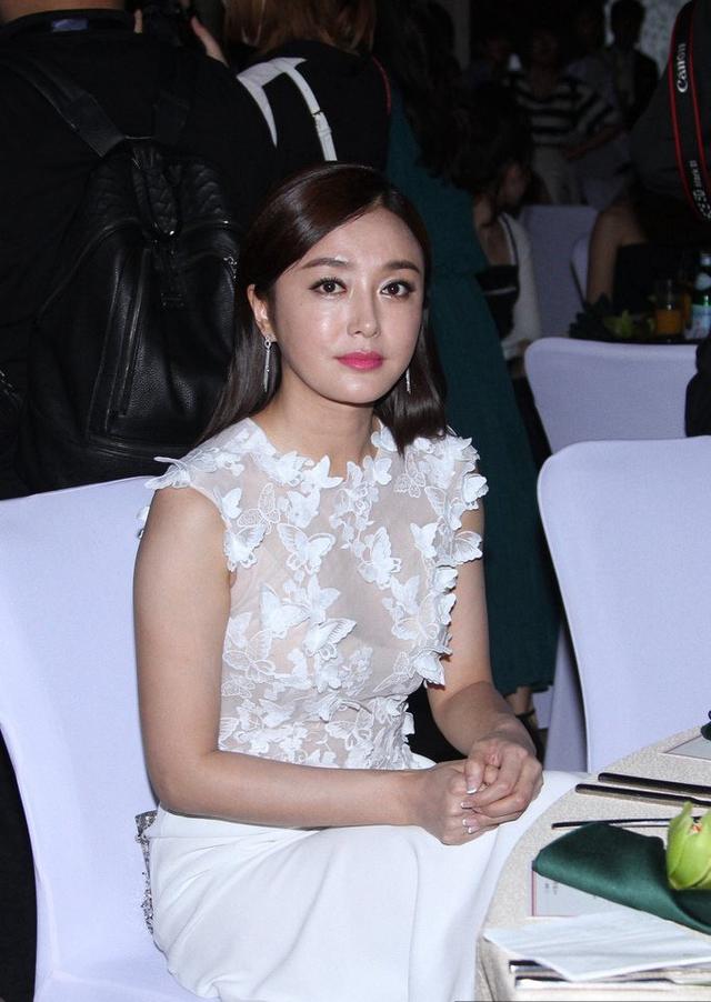 女星同时现身董洁显落寞,白百何与人热聊,江疏影周冬雨嘟嘴卖萌!