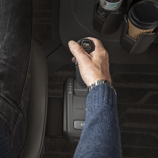 空调、冰箱、微波炉全都有,卧铺106cm宽, <wbr>沃尔沃长头卡车VNL介绍