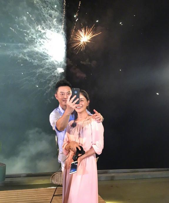 胡可罕见微博秀恩爱:烟花易冷,心愿长存!网友:安吉和小鱼儿呢?