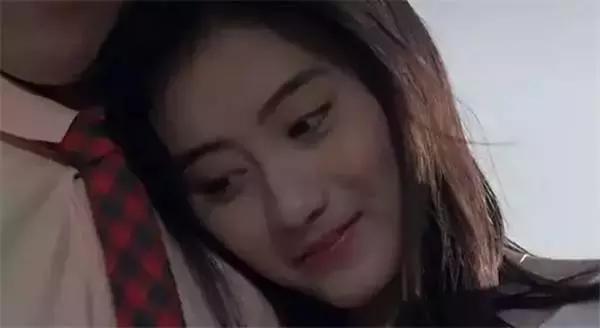 19岁演成龙女友，谢娜给她当丫鬟，后悔辞演小燕子，如今未婚当妈妈