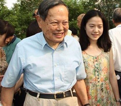 94岁杨振宁财产分配：41岁翁帆与其结婚13年，获得一套别墅使用权！她赚到了吗？