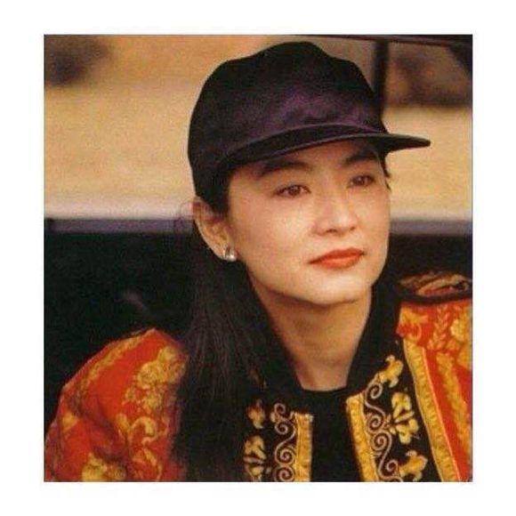 王祖贤是真正的帽子控，早期戴的帽子如今街拍和秀场也流行