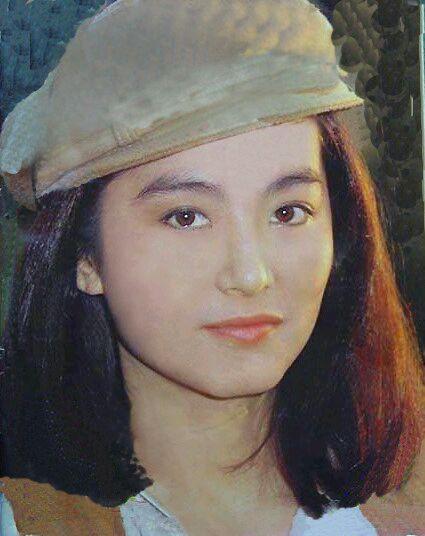 王祖贤是真正的帽子控，早期戴的帽子如今街拍和秀场也流行