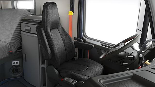 空调、冰箱、微波炉全都有,卧铺106cm宽, <wbr>沃尔沃长头卡车VNL介绍